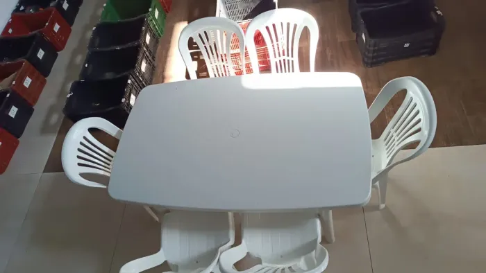 Mesa Plastica branca com 6 cadeiras