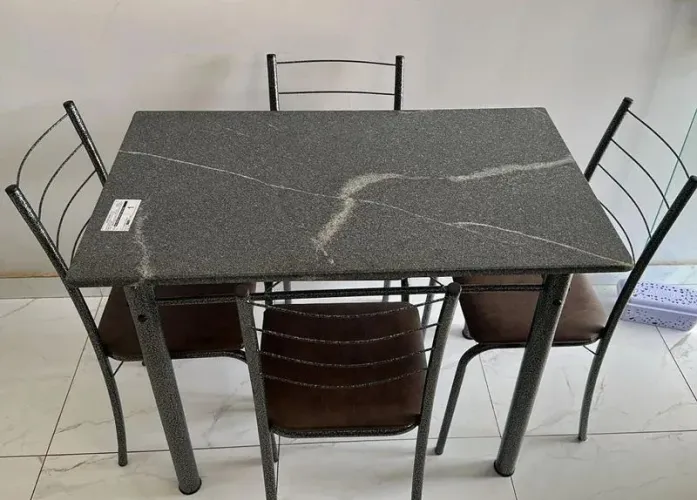 Mesa de mármore com 4 cadeiras 