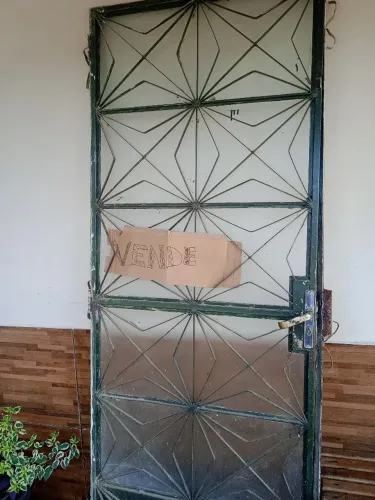 Porta de ferro com com caixilho e fechadura valor 350,00