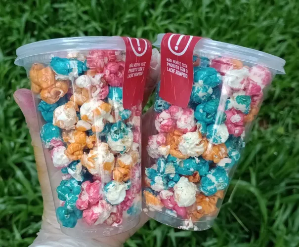 Pipocas doces coloridas 