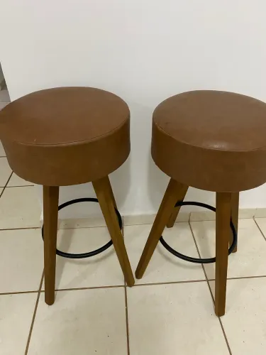 Banqueta Alto de Madeira com Assento Estofado Redondo