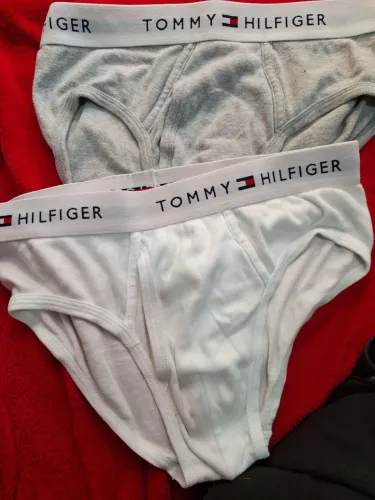 Kit 2 cuecas marca Tommy Hilfiger, branca e cinza com abertura; tamanho M