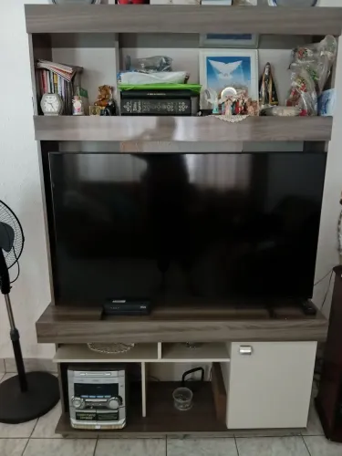 Estante pequena para até tv de 55 polegadas, somente o estante a venda