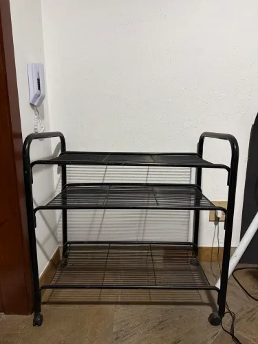 Estante sapateira de metal preta