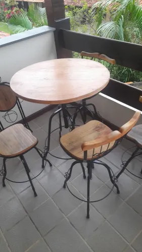 Mesa com 4 cadeiras e banqueta de bebidas