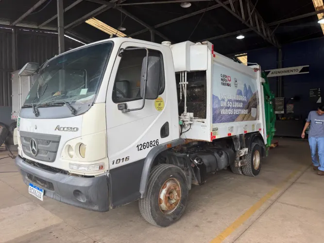 Caminhão compactador 