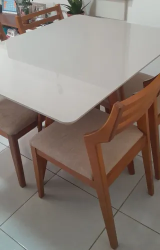 EXCELENTE!!!!! Mesa com 04 cadeiras.