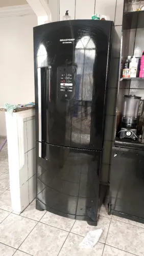Geladeira Brastemp Inverse com defeito no congelador. 
