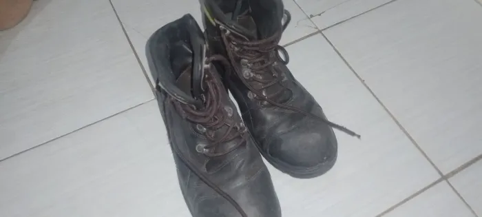 Bota Caterpillar marrom usada: tamanho 42