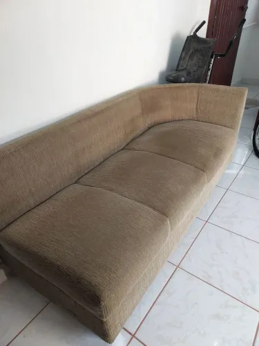 Sofa 3 lugares em tecido bege impecavel.