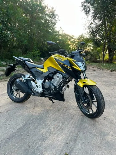 Honda CB300F Twister Dourada 2024