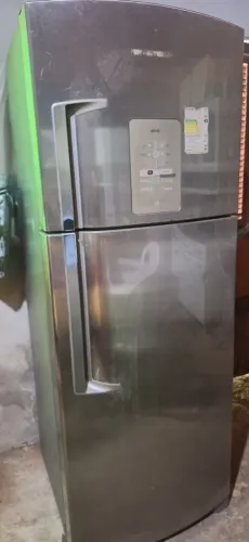 Vende-se geladeira para uso ou retirada de peça Obs: para uso só precisa trocar o motor 