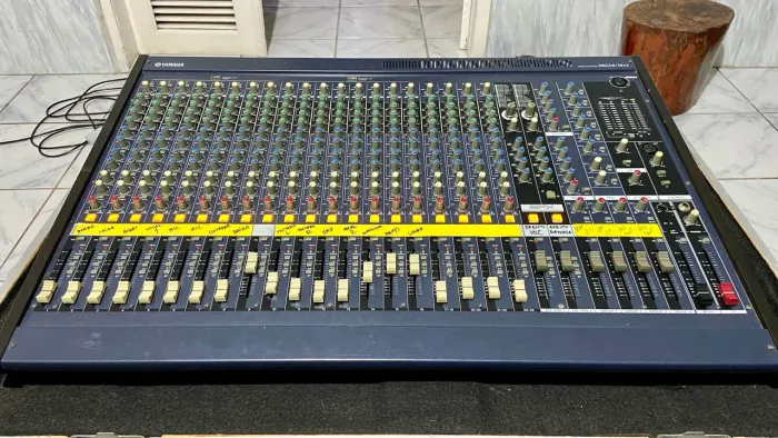 Mesa de som Yamaha MG24/14FX