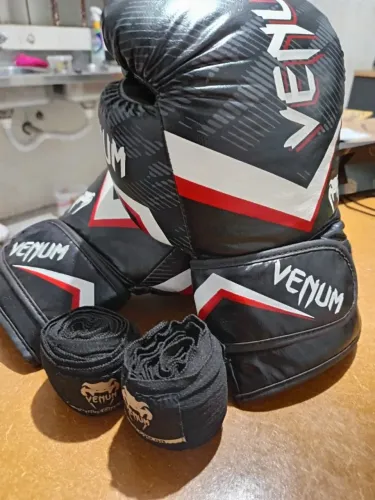 Par de Luvas Venum + Bandagens - 14oz - Bem Conservadas
