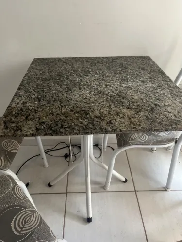Mesa de mármore com 4 cadeiras