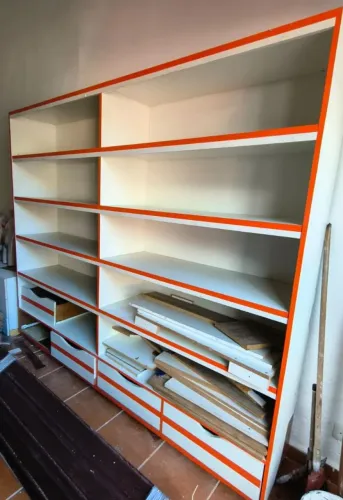 Prateleira com rodinha de madeira compensado com formica
