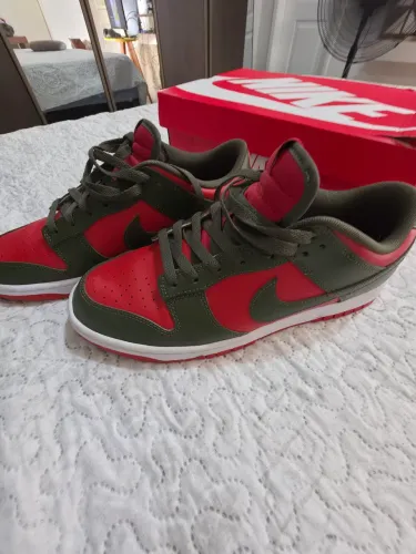 NIKE DUNK LOW RETRO BTTS. 41 RED/KAKI CARGO