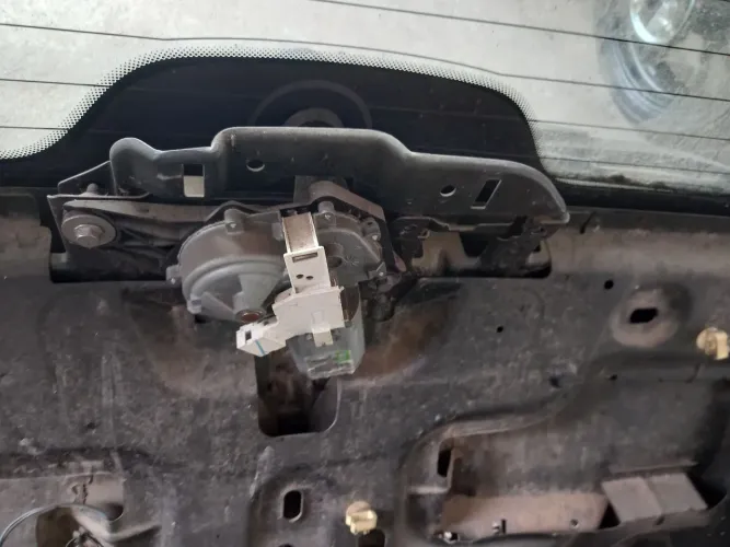 Tampa traseira  megane grand tur  amasa vidro ,limpador e makina de limpar intacto  300 