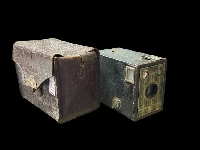 câmera de caixa analógica Kodak Brownie, possivelmente um modelo Six-16 ou Target da décad