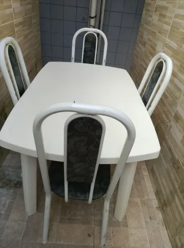 Mesa de plástico com 4 cadeiras