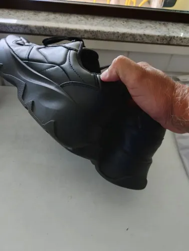 Vendo esse tênis todo no couro