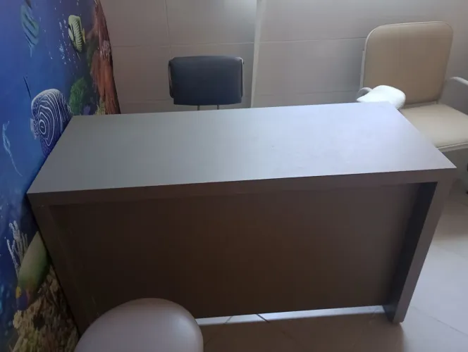 Mesa de escritório robusta usada