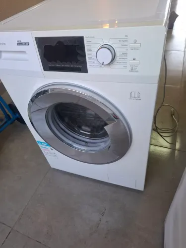 Máquina de lavar roupa com defeito 