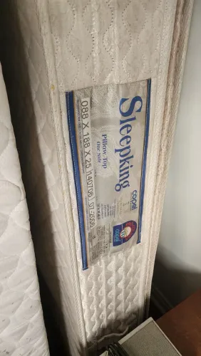 Dois colchões e um box, solteiro