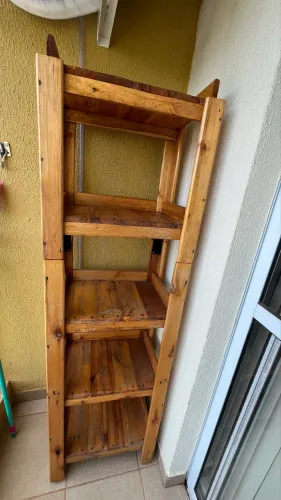 Estante de madeira Rústica (Pinho envernizado)