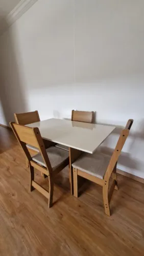 Vende kit completo (Mesa e cadeiras)