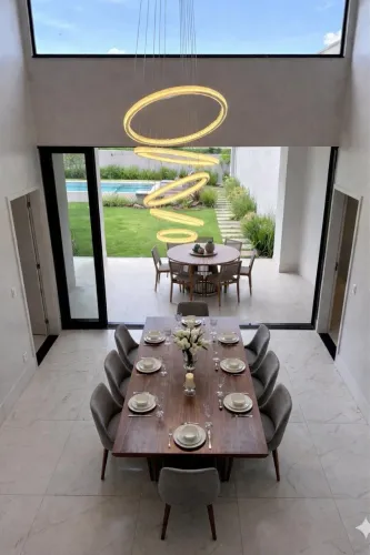 Linda casa 4 suites grandes, moderna , varandada em condomínio em valorização