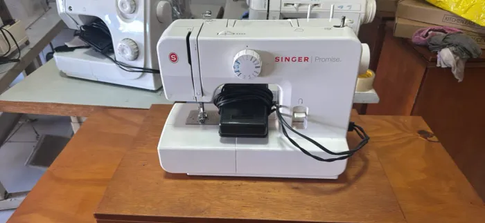 Máquina de costura singer promise