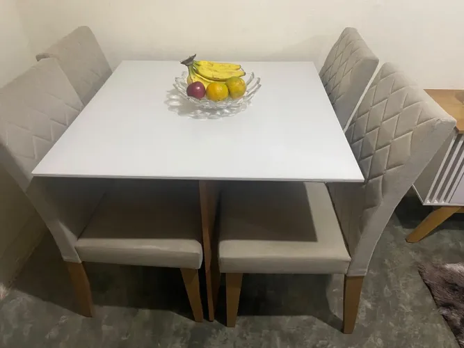 Mesa com 4 cadeiras nova