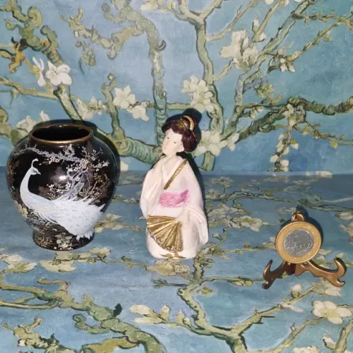 Shibata. Vasinho em porcelana vitrificada japonesa,e gueixa com leque mede 7,5 cm.Perfeito