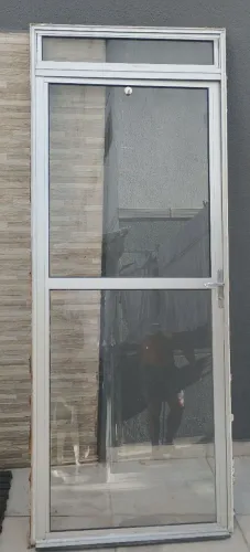 Vende-se porta e janela de vidro e alumínio