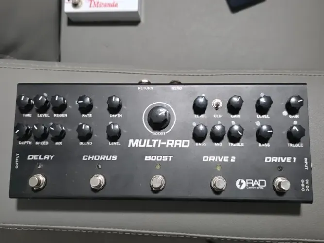 Pedal Rad com pedal delay, pedal chorus, ,boost, pedal overdrive 1 e 2 drive all in one