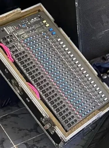Mesa de som 24 canais com efeito de voz
