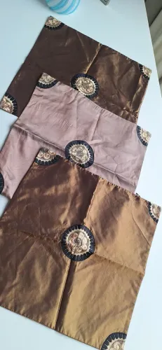 3 Capas de almofadas bordadas bege e chocolate 
