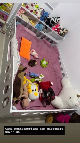 Cama de casal montessoriana com nichos