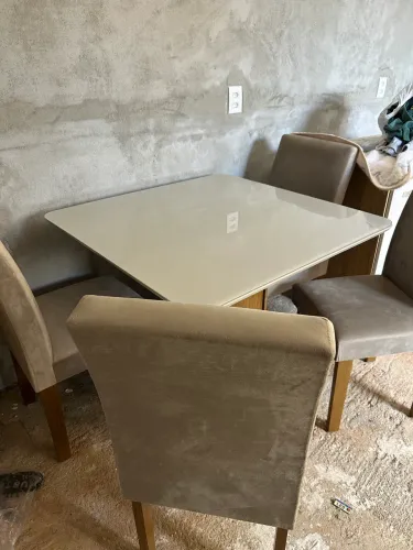 Mesa em Mdf com vidro em cima 