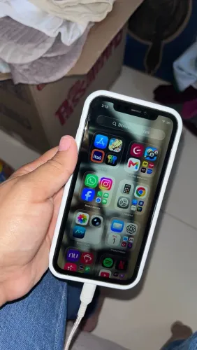 ? iPhone 11 64GB - R$ 700