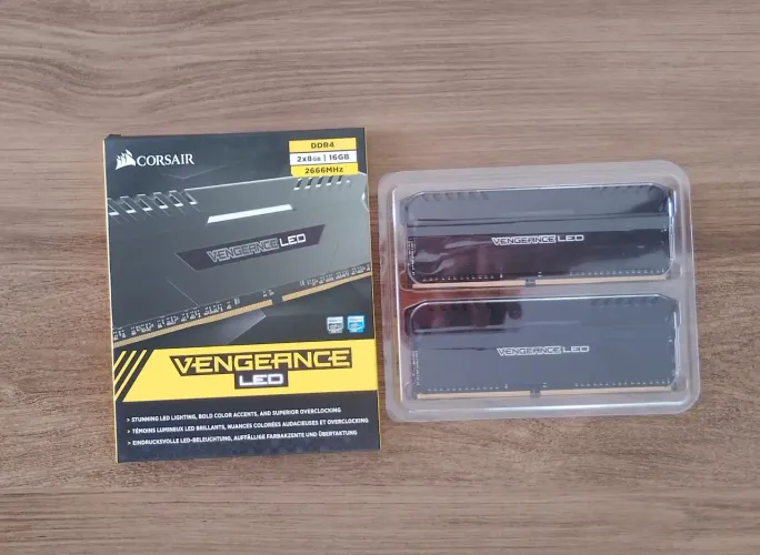 Memória Ram Corsair VENGEANCE LED 16GB 2x8 DDR4 2666MHz