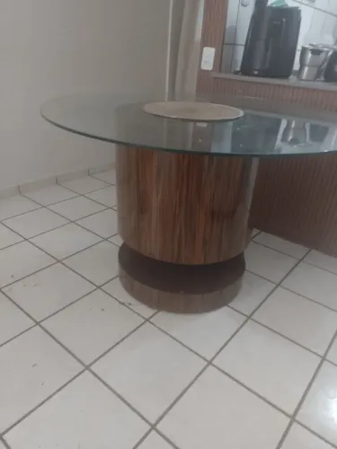Mesa de vidro com tampo de madeira