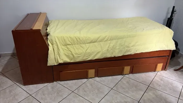 Cama com bau + cama auxiliar em madeira