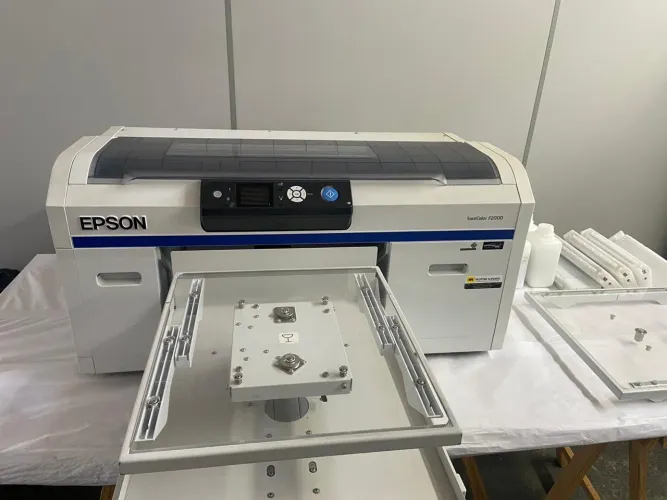 Epson SureColor F2000 - Impressora DTG Profissional - Precisa Troca de Cabeçote