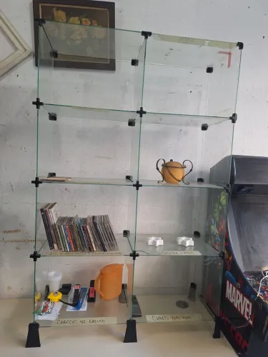 Estante de vidro em bom estado