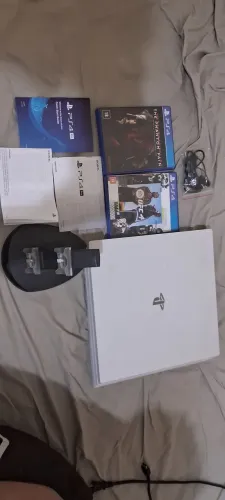 Playstation 4 Pro Branco - 1TB -2 jogos 
