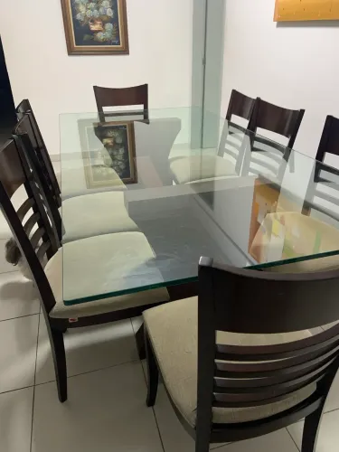 Mesa de Jantar Grande com 8 Cadeiras - Vidro Grosso + Madeira - Elegante e Espaçosa!