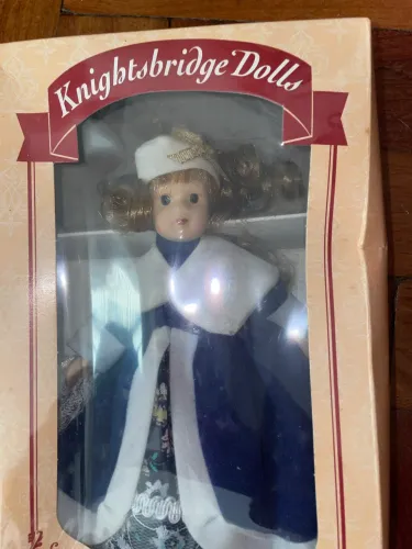 boneca de porcelana antiga da marca Knightsbridge Dolls na caixa original