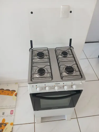Vende se um fogão de 4 bocas novo acendimento automatico ..
